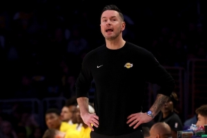 雷迪克：人手不足的情况下我的要求依然很高 但球员们都做到了