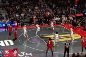 白热化！朱-霍勒迪底角三分命中 开拓者反超1分